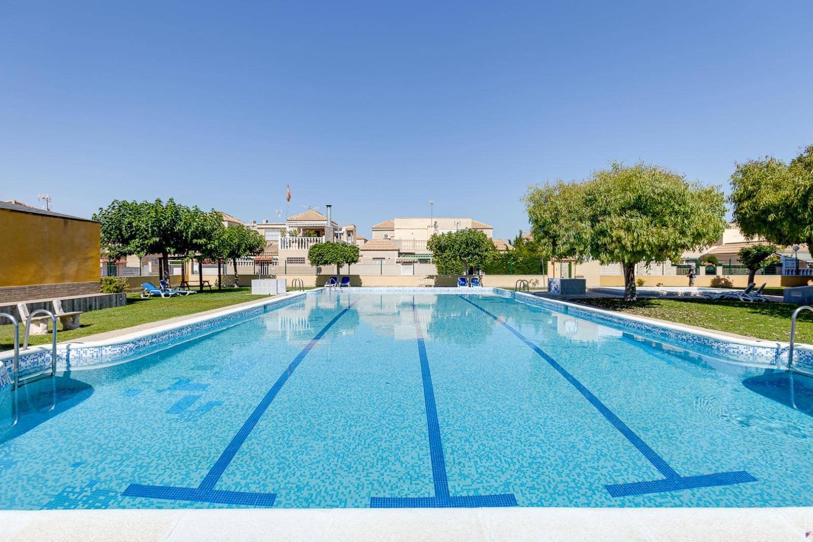 Adosado de 4 habitaciones en Torrevieja en venta con piscina - 159.000 € (Ref: 9379262)