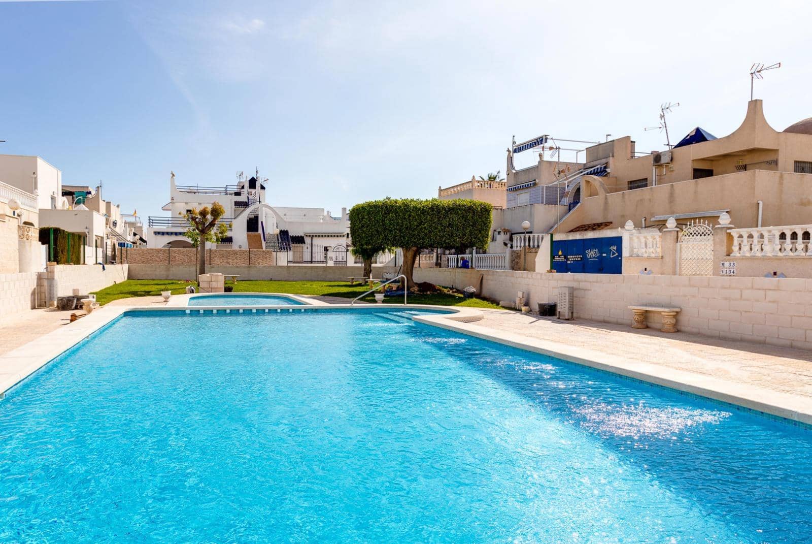 Adosado de 4 habitaciones en Torrevieja en venta con piscina - 159.000 € (Ref: 9379262)