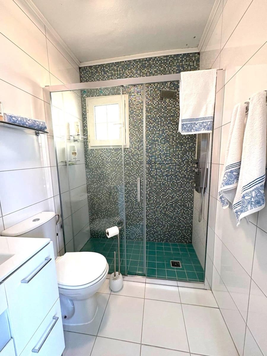 Bungalow de 2 habitaciones en Torrevieja en venta con piscina - 165.000 € (Ref: 9400829)