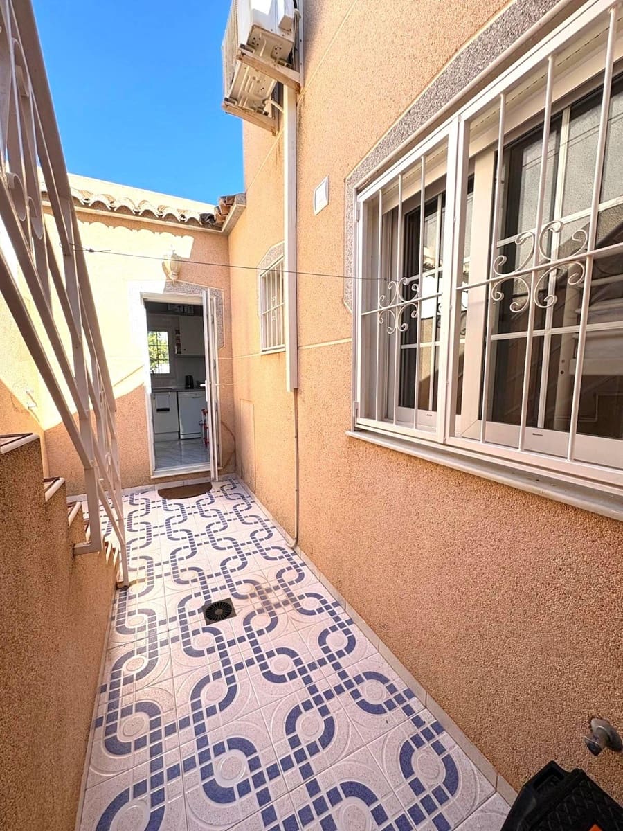 Bungalow de 2 habitaciones en Torrevieja en venta con piscina - 165.000 € (Ref: 9400829)