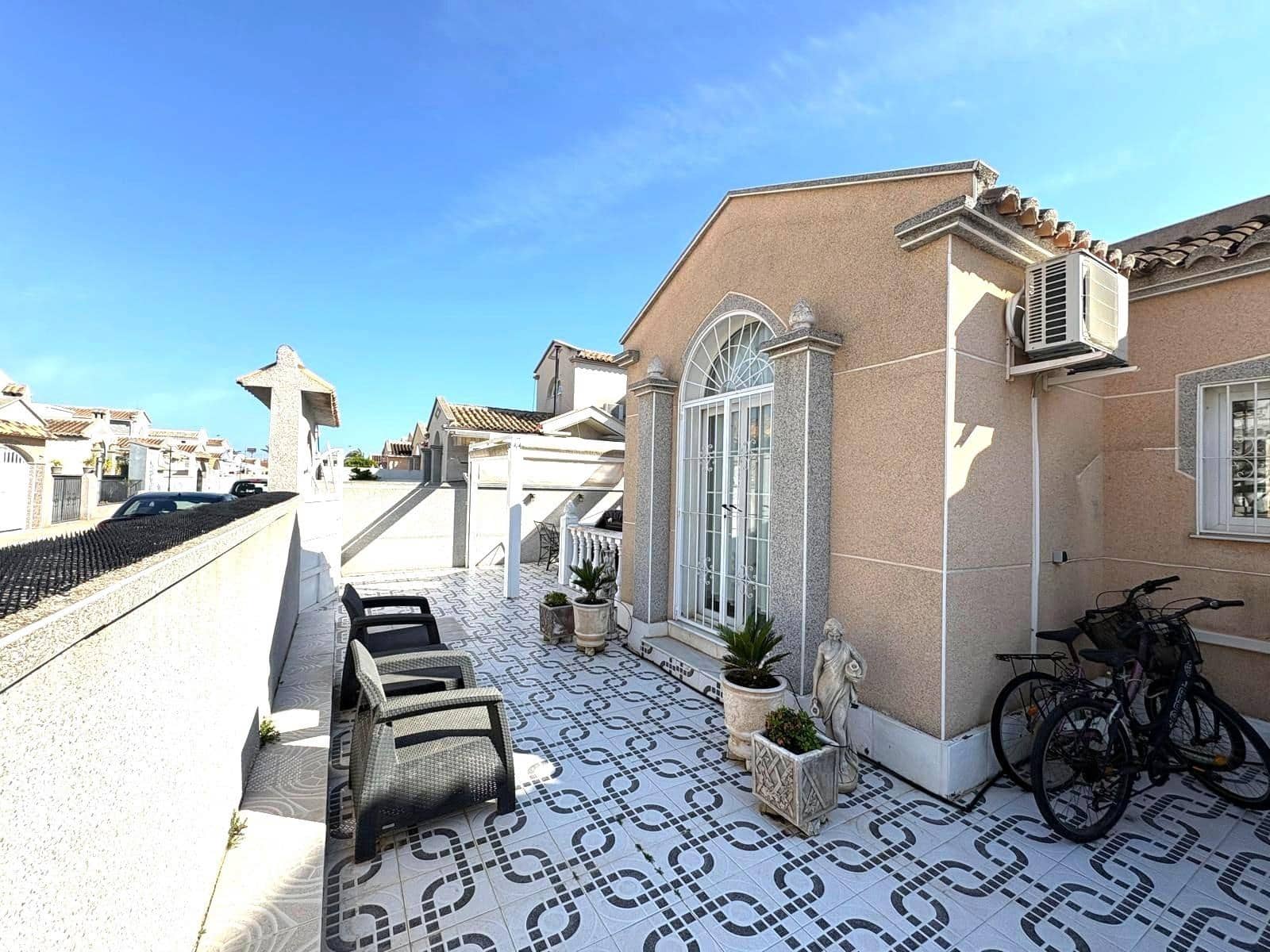 Bungalow de 2 habitaciones en Torrevieja en venta con piscina - 165.000 € (Ref: 9400829)