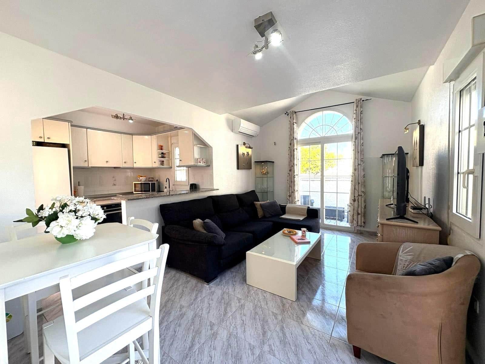 Bungalow de 2 habitaciones en Torrevieja en venta con piscina - 165.000 € (Ref: 9400829)