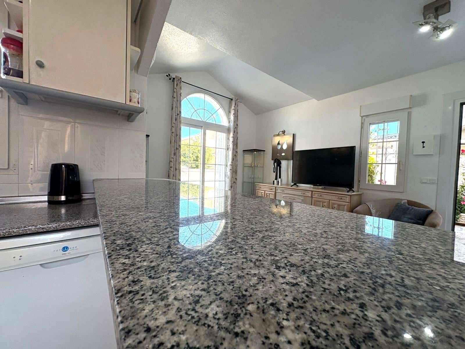 Bungalow de 2 habitaciones en Torrevieja en venta con piscina - 165.000 € (Ref: 9400829)