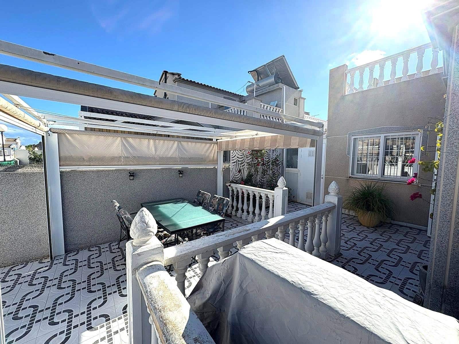 Bungalow de 2 habitaciones en Torrevieja en venta con piscina - 165.000 € (Ref: 9400829)