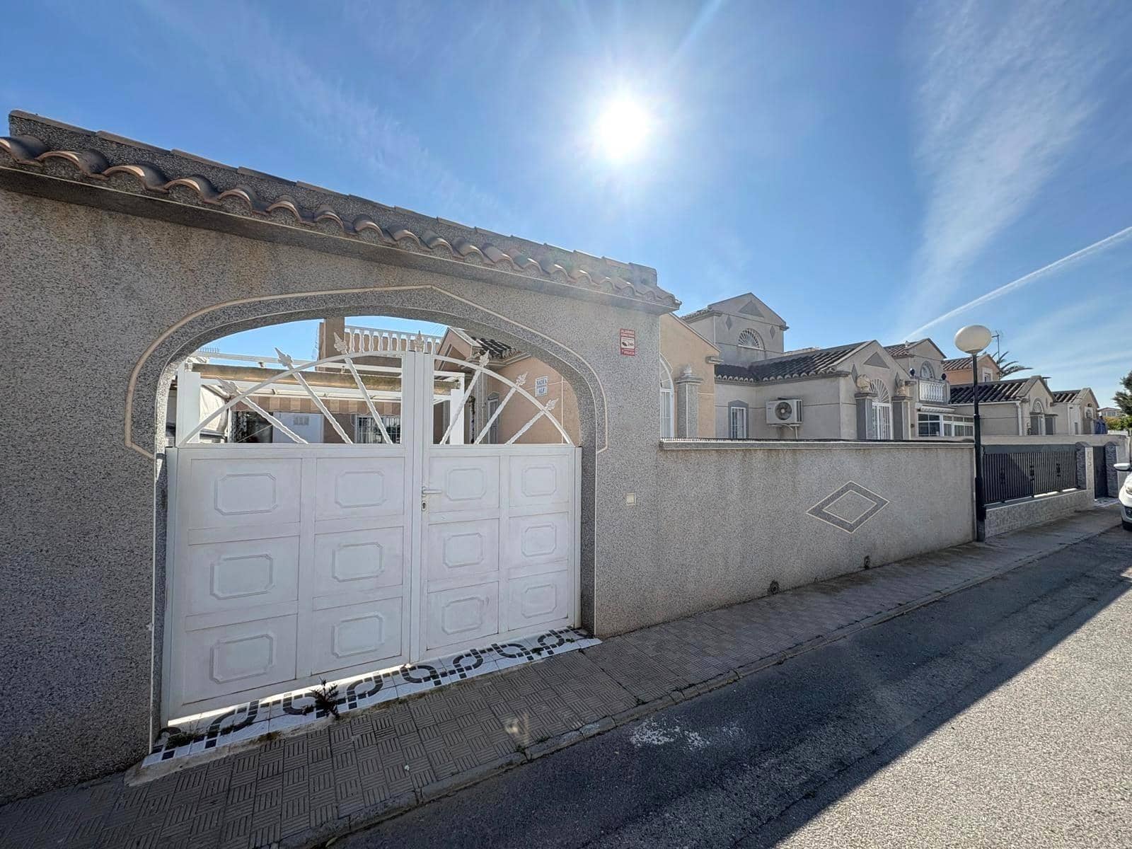 Bungalow de 2 habitaciones en Torrevieja en venta con piscina - 165.000 € (Ref: 9400829)