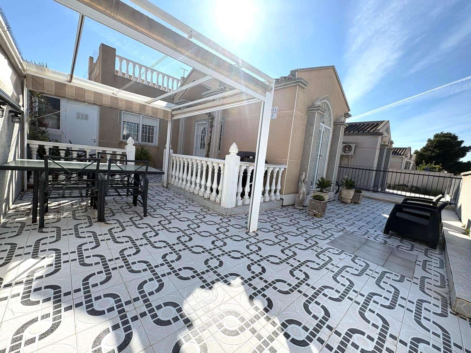 Bungalow de 2 habitaciones en Torrevieja en venta con piscina - 165.000 € (Ref: 9400829)