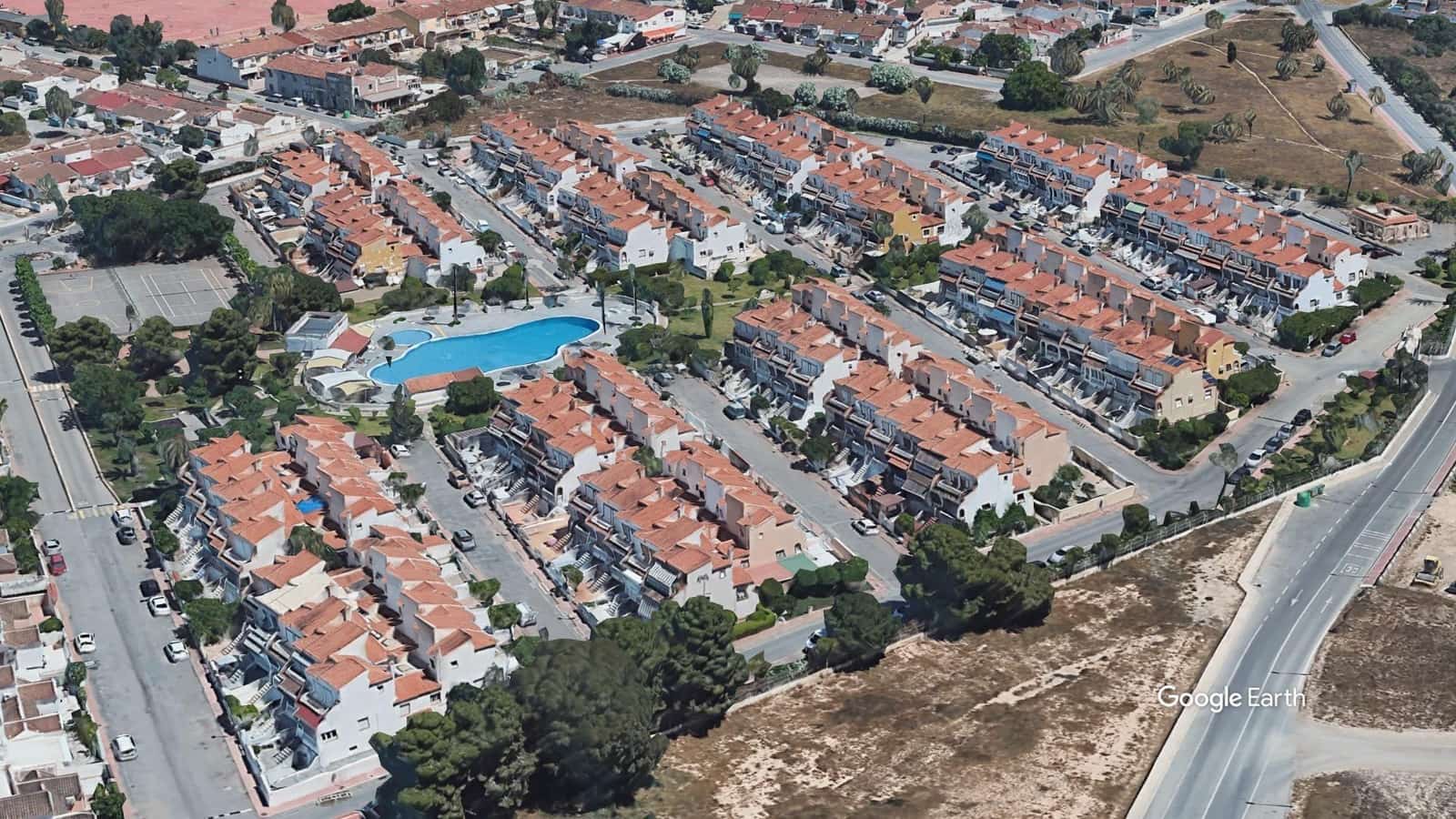 Bungalow de 2 habitaciones en Torrevieja en venta con piscina - 165.000 € (Ref: 9400829)