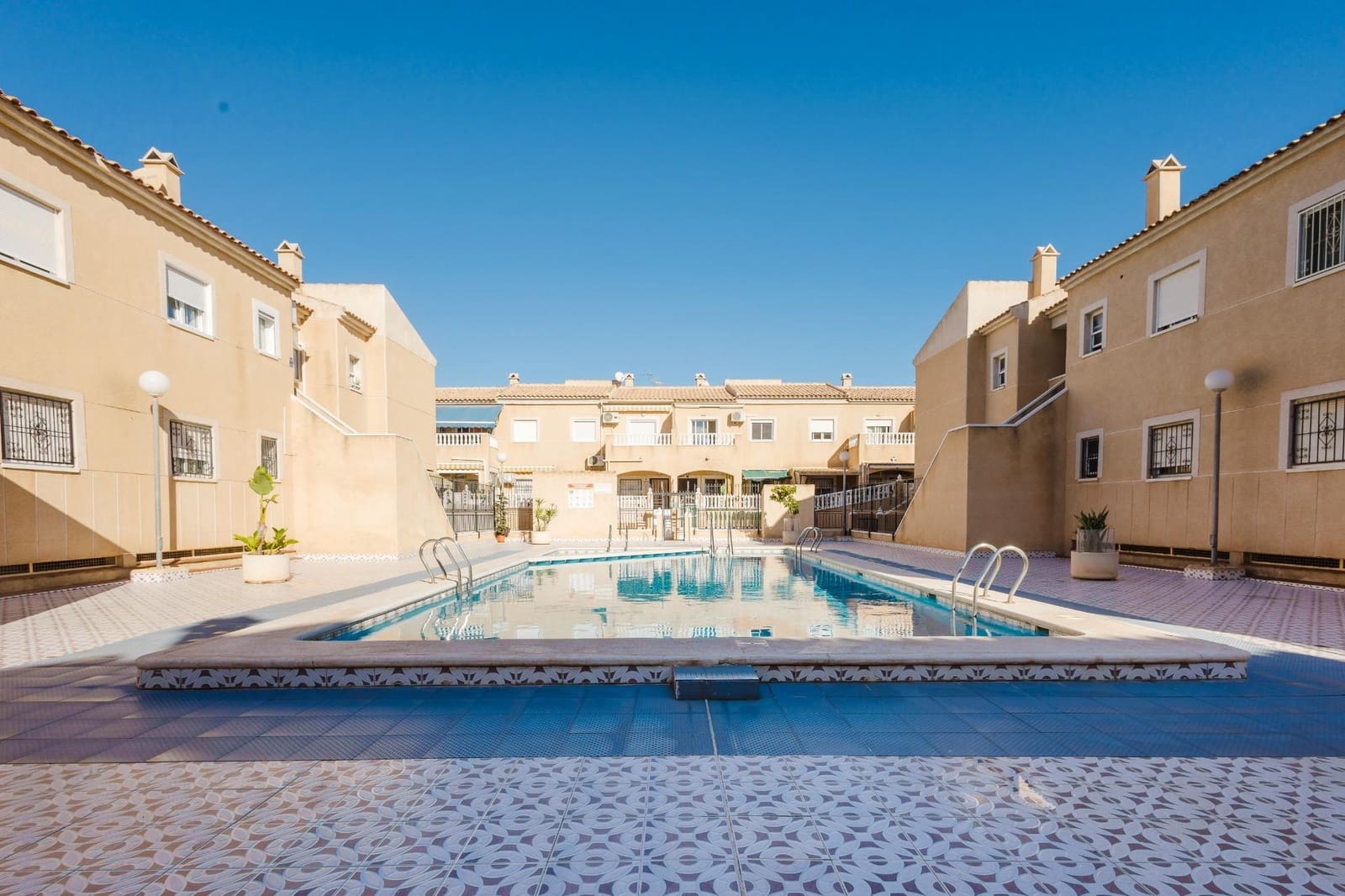 2 soverom Bungalow til salgs i Torrevieja med svømmebasseng - € 139 990 (Ref: 9427439)