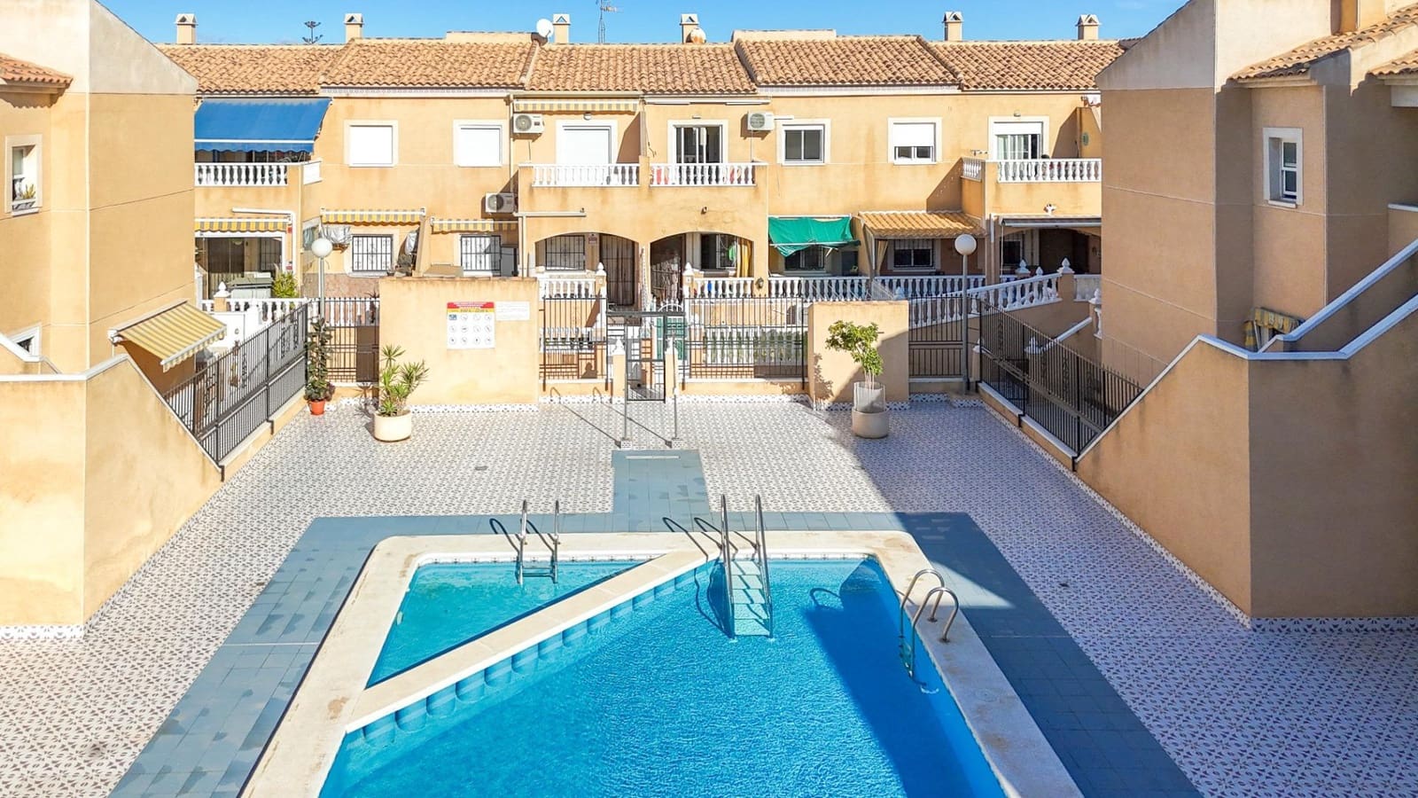 2 soverom Bungalow til salgs i Torrevieja med svømmebasseng - € 139 990 (Ref: 9427439)