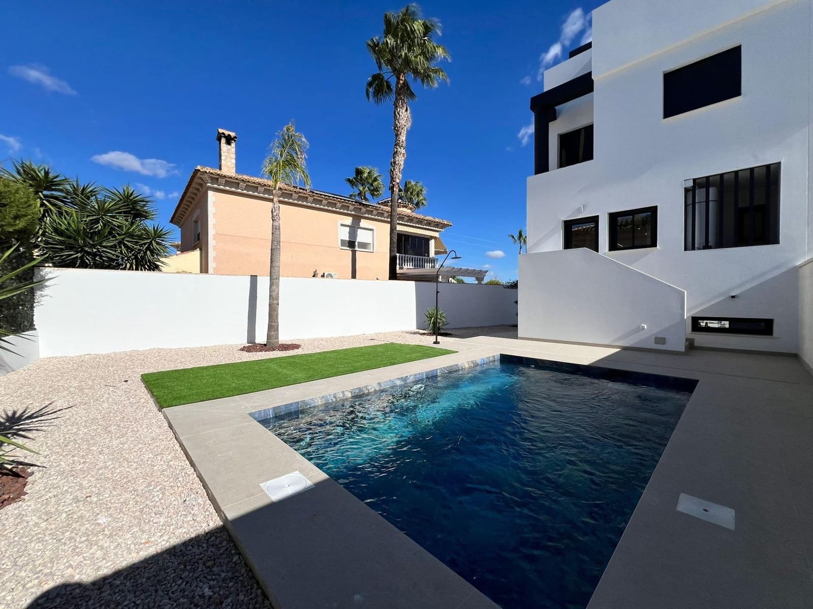 3 soverom Villa til salgs i Benferri med svømmebasseng garasje - € 306 000 (Ref: 9449053)