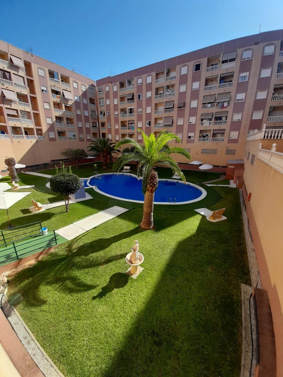 2 chambre Appartement à vendre à Torrevieja avec piscine - 135 000 € (Ref: 9450453)