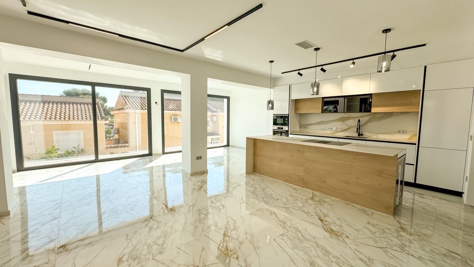 4 bedroom Villa for sale in Los Altos with garage - € 995,000 (Ref: 9496395)