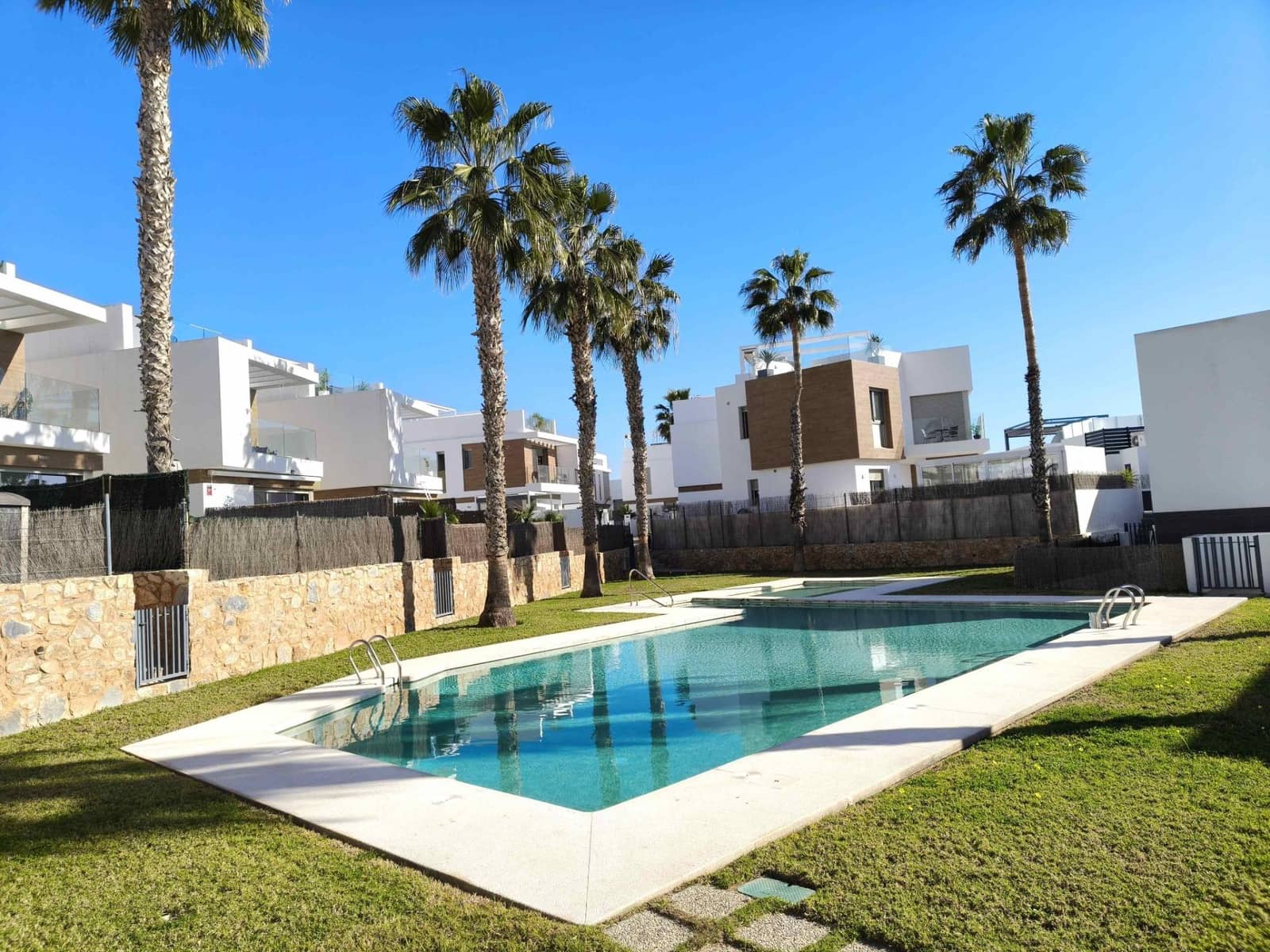 4 quarto Moradia para venda em Villamartin com piscina - 399 000 € (Ref: 9536092)