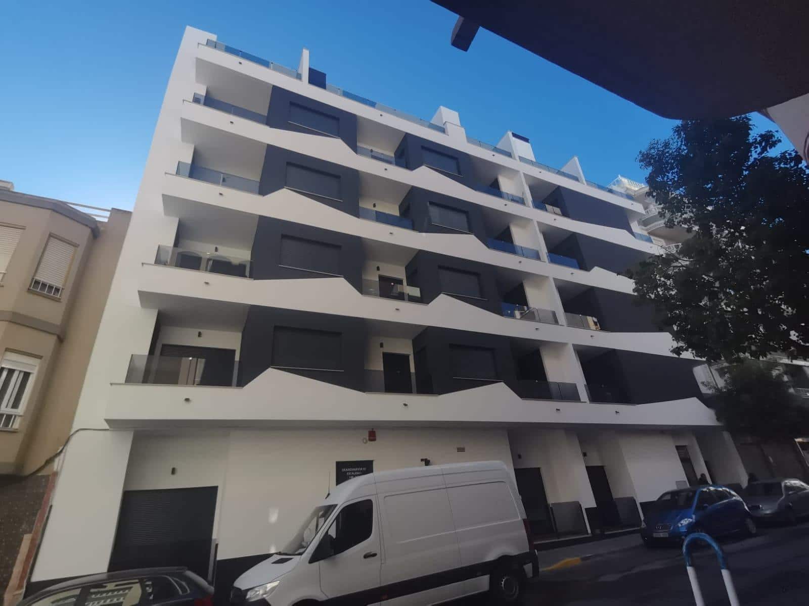 Apartamento de 2 habitaciones en Torrevieja en venta con piscina garaje - 259.000 € (Ref: 9562064)
