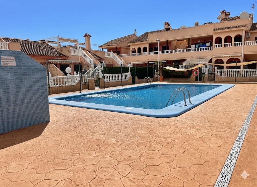 2 soveværelse Rækkehus til salg i Torrevieja med swimmingpool - € 129.990 (Ref: 9562065)
