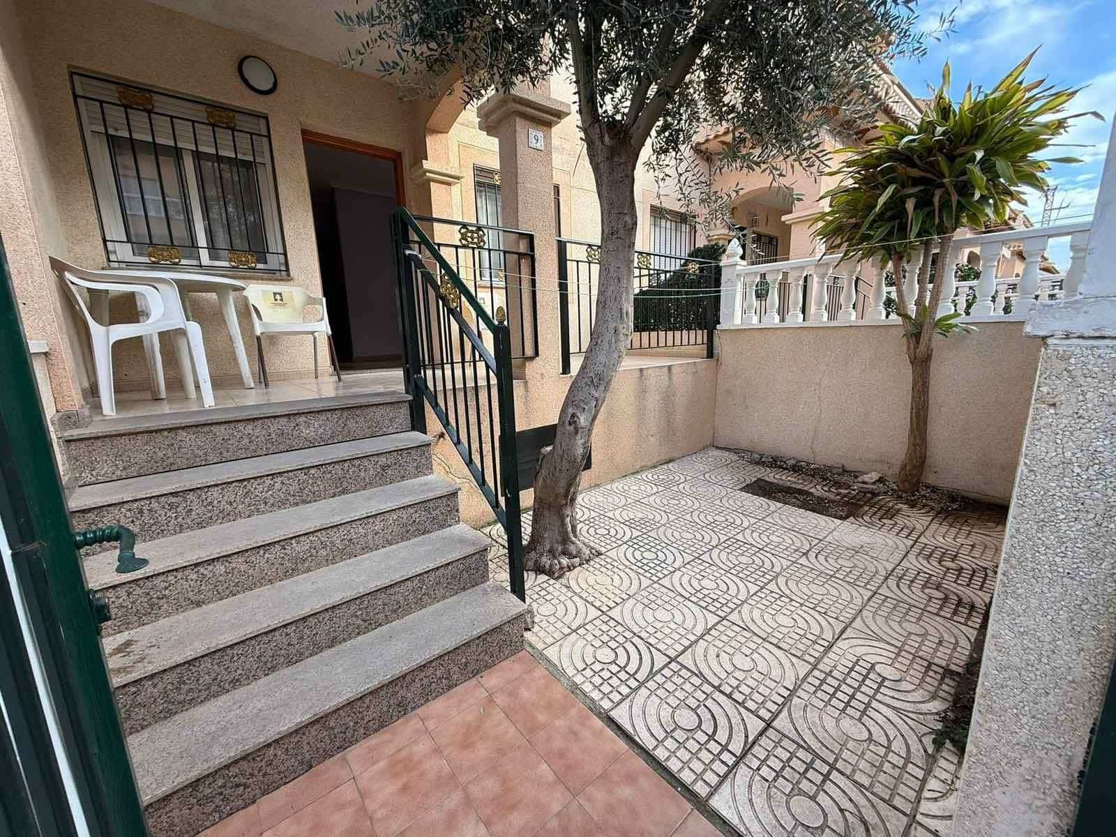 2 soveværelse Rækkehus til salg i Torrevieja med swimmingpool - € 129.990 (Ref: 9562065)