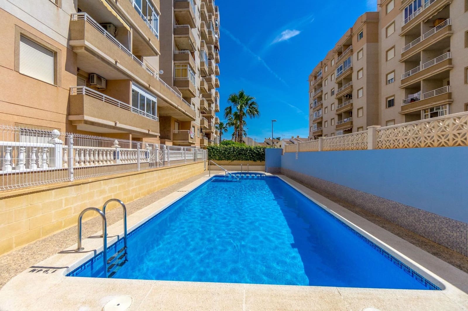2 sypialnia Apartament na sprzedaż w Torrevieja z basenem - 129 900 € (Ref: 9574799)