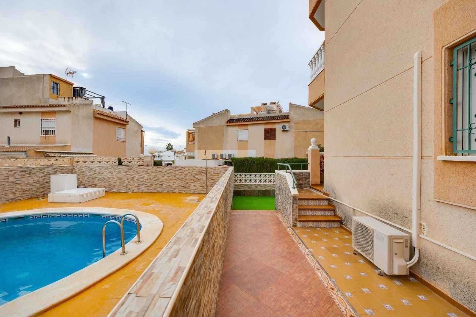 2 soverom Leilighet til salgs i Torrevieja med svømmebasseng - € 169 990 (Ref: 9583065)