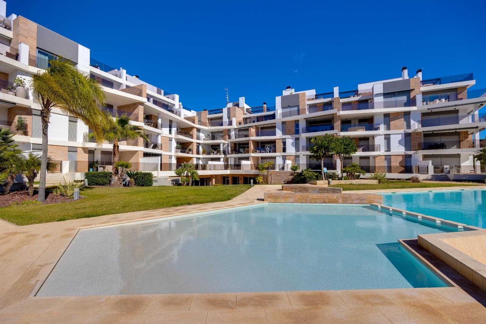 Bungalow de 3 habitaciones en Campoamor en venta con piscina garaje - 450.000 € (Ref: 9619497)