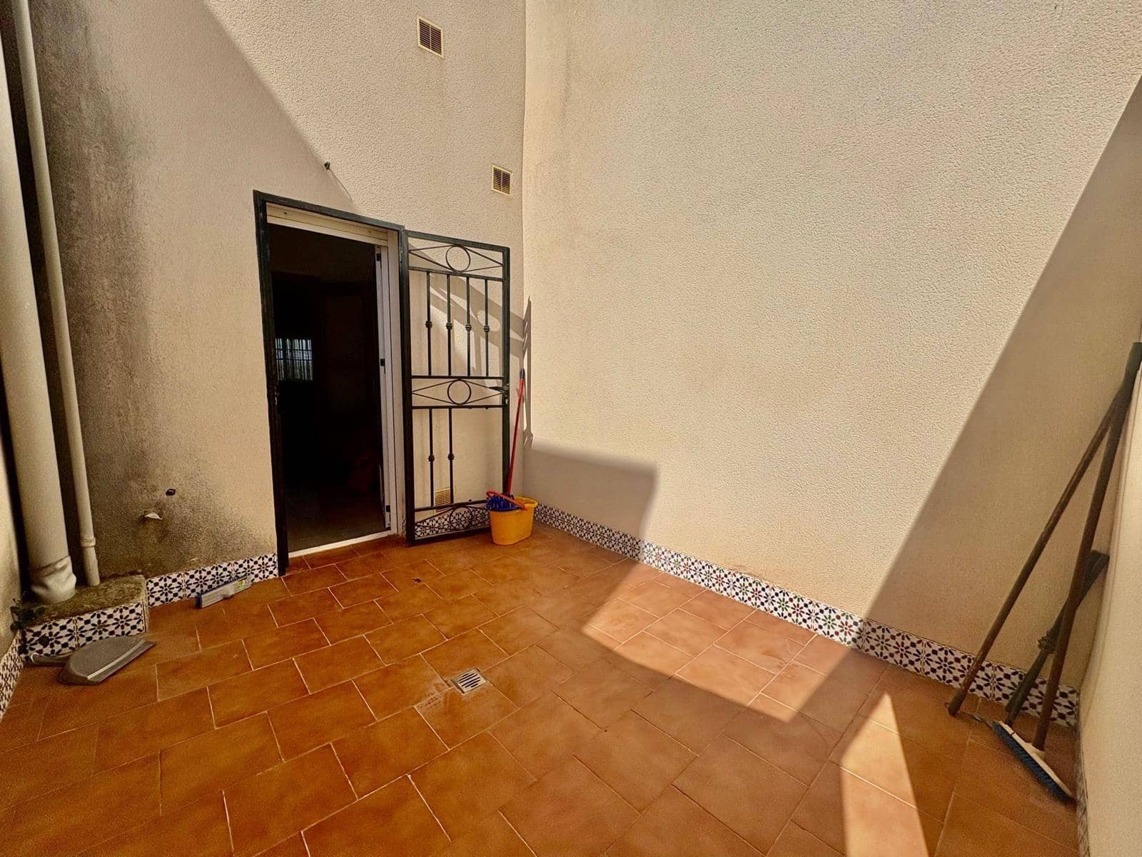 Bungalow de 2 habitaciones en Torrevieja en venta con piscina - 159.000 € (Ref: 9702112)