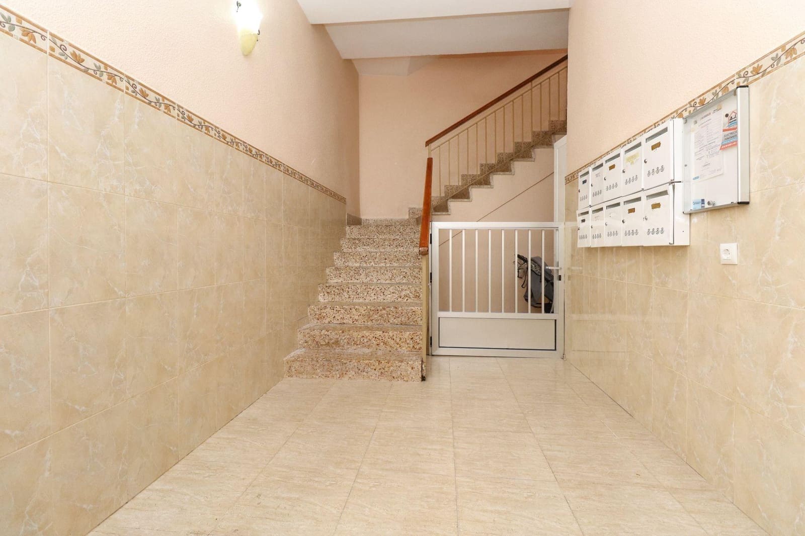 Apartamento de 2 habitaciones en Torrevieja en venta - 128.000 € (Ref: 9702114)