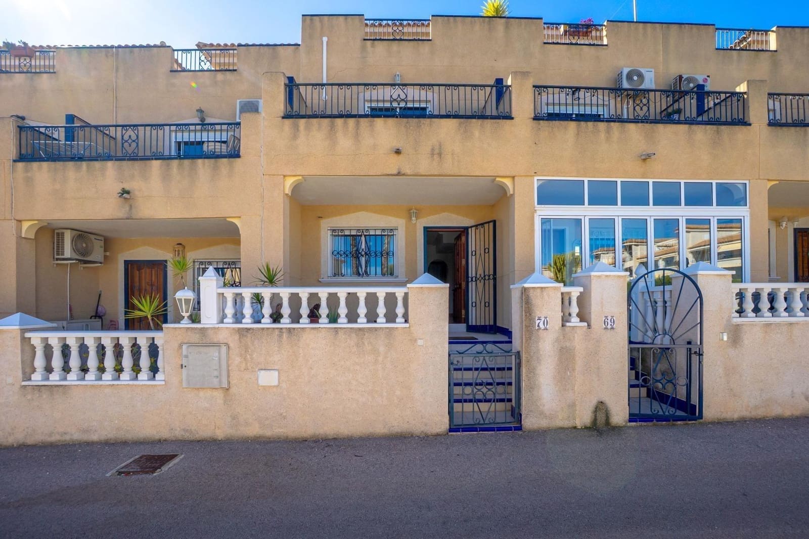 3 makuuhuone Rivitalo myytävänä paikassa Orihuela Costa mukana uima-altaan - 195 000 € (Ref: 9739012)