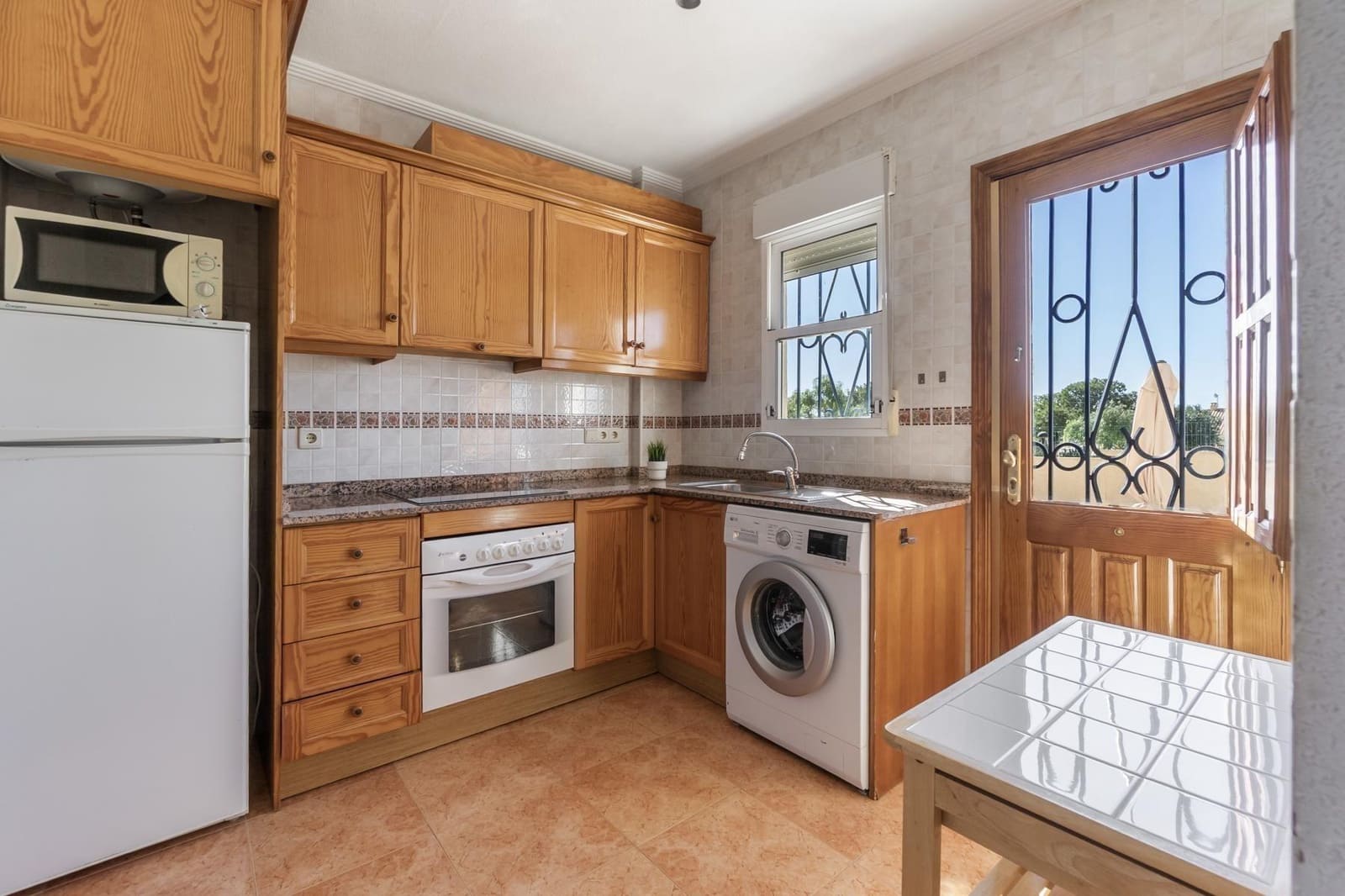 3 makuuhuone Rivitalo myytävänä paikassa Orihuela Costa mukana uima-altaan - 195 000 € (Ref: 9739012)