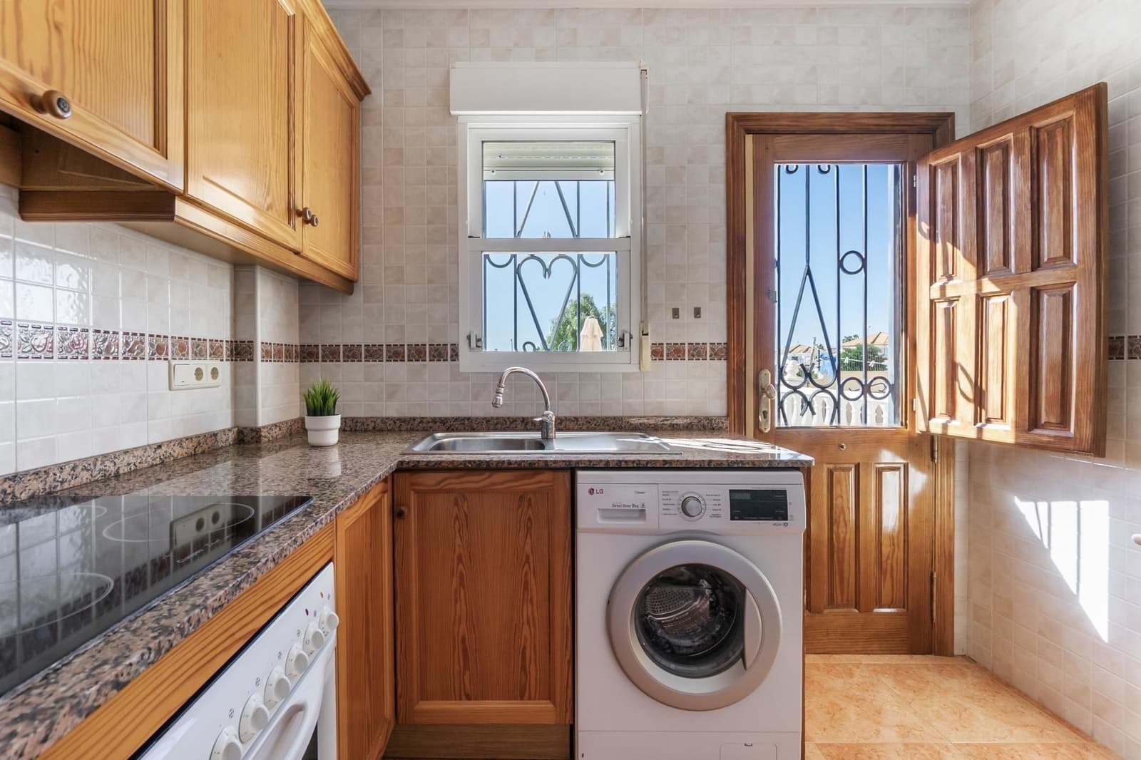 3 makuuhuone Rivitalo myytävänä paikassa Orihuela Costa mukana uima-altaan - 195 000 € (Ref: 9739012)