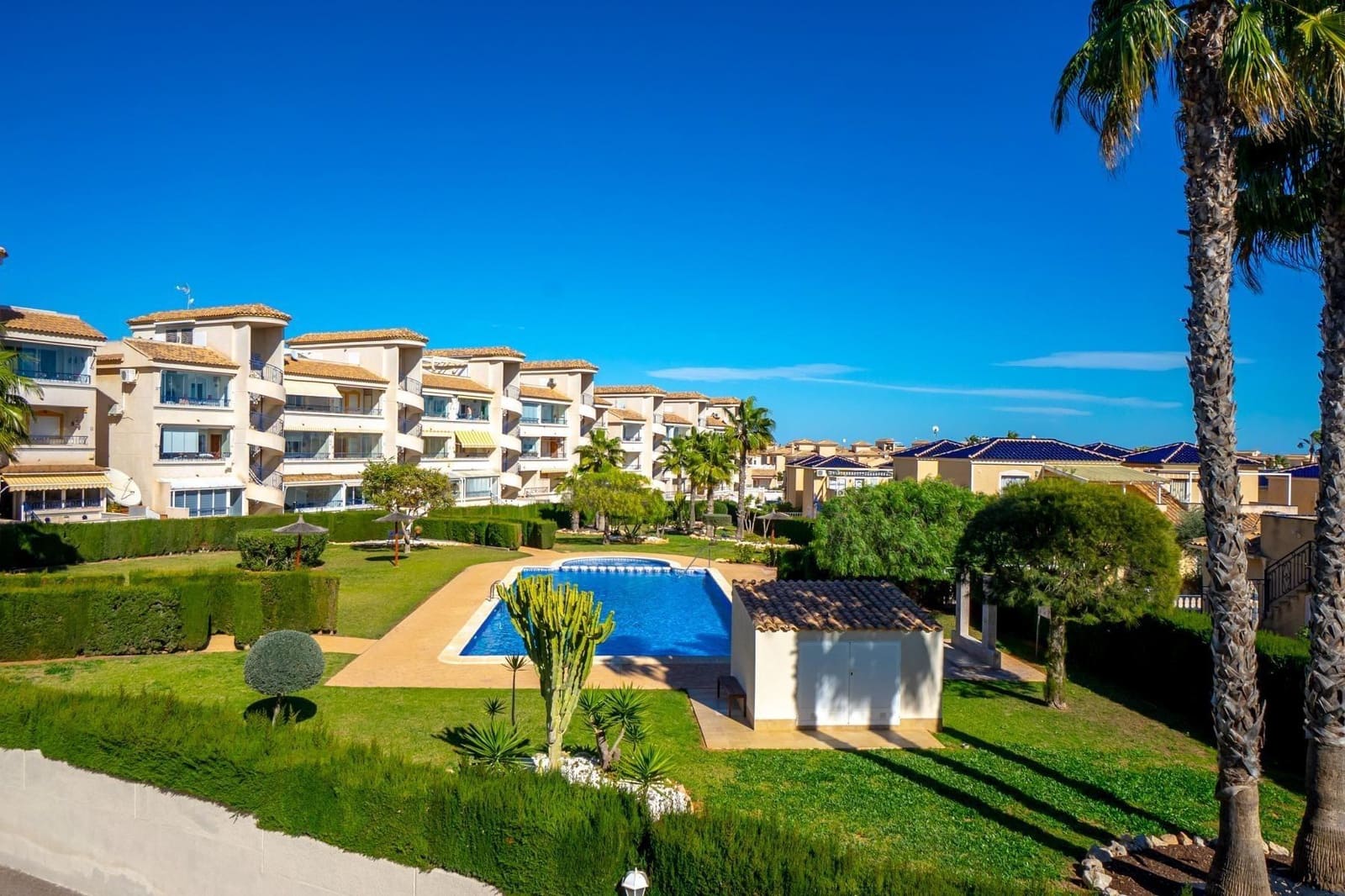 3 makuuhuone Rivitalo myytävänä paikassa Orihuela Costa mukana uima-altaan - 195 000 € (Ref: 9739012)