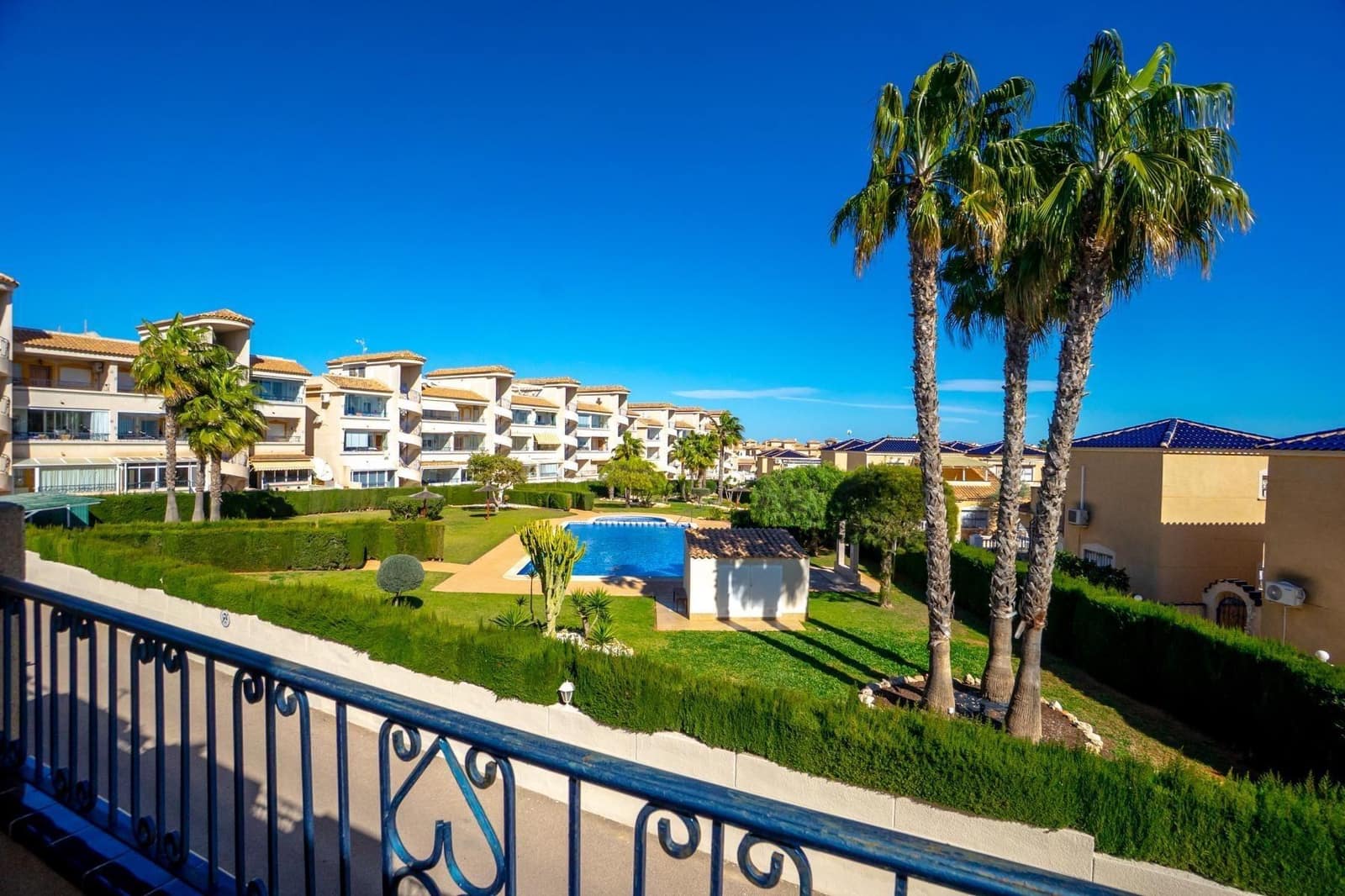 3 makuuhuone Rivitalo myytävänä paikassa Orihuela Costa mukana uima-altaan - 195 000 € (Ref: 9739012)