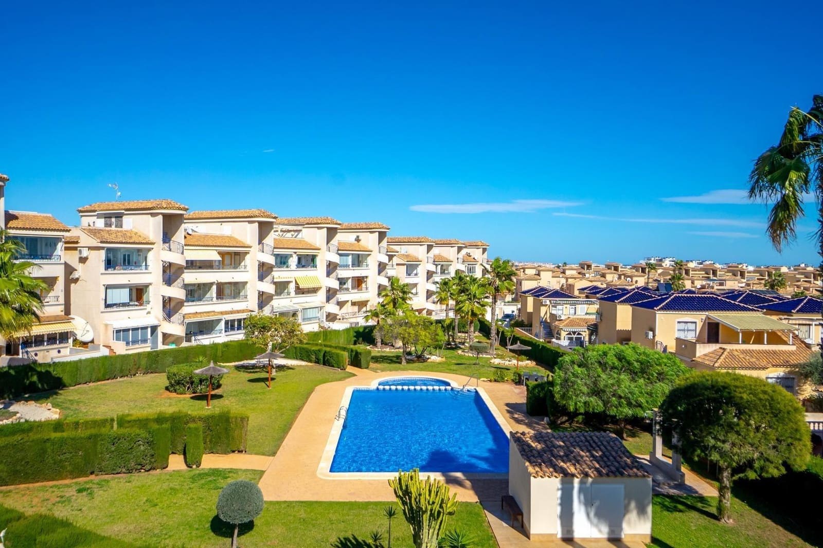 3 makuuhuone Rivitalo myytävänä paikassa Orihuela Costa mukana uima-altaan - 195 000 € (Ref: 9739012)