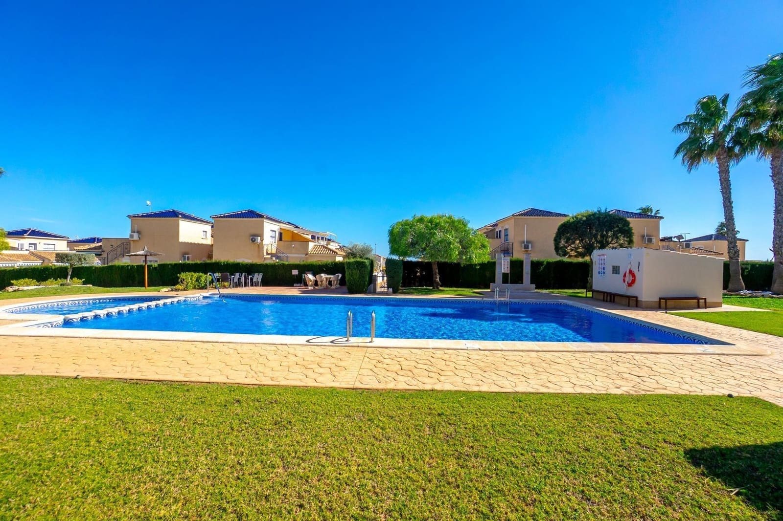 3 makuuhuone Rivitalo myytävänä paikassa Orihuela Costa mukana uima-altaan - 195 000 € (Ref: 9739012)