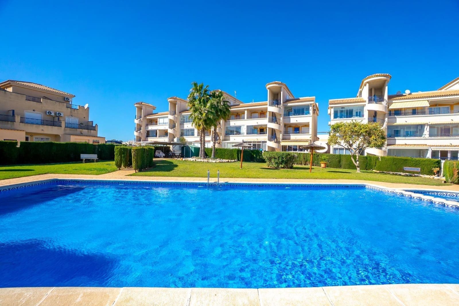 3 makuuhuone Rivitalo myytävänä paikassa Orihuela Costa mukana uima-altaan - 195 000 € (Ref: 9739012)