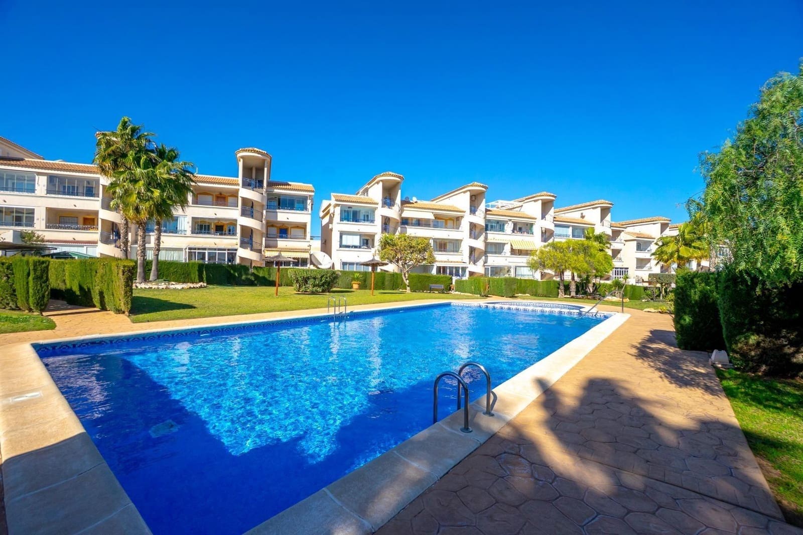 3 makuuhuone Rivitalo myytävänä paikassa Orihuela Costa mukana uima-altaan - 195 000 € (Ref: 9739012)