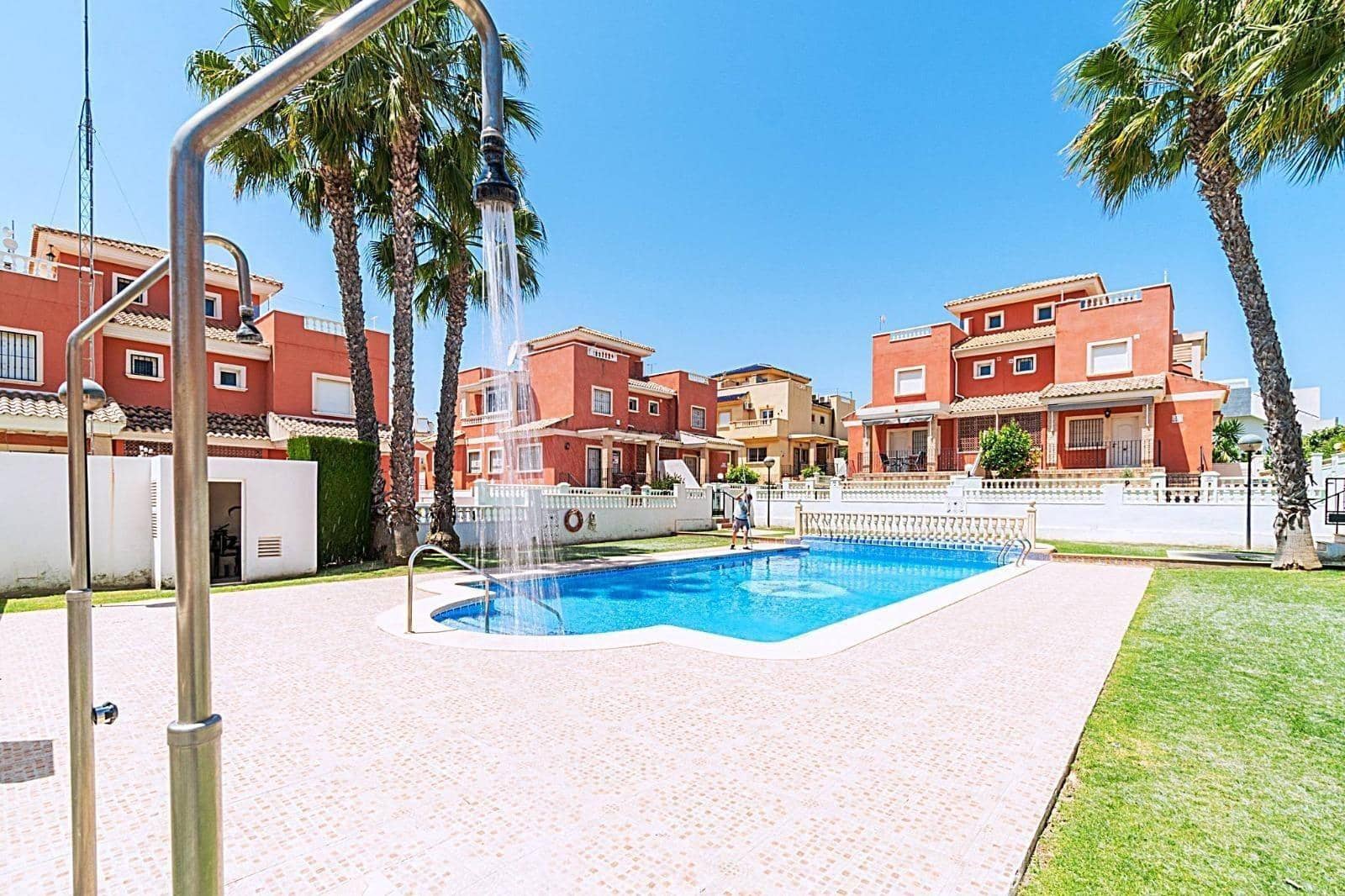 Adosado de 3 habitaciones en Torrevieja en venta con piscina - 195.000 € (Ref: 9739016)