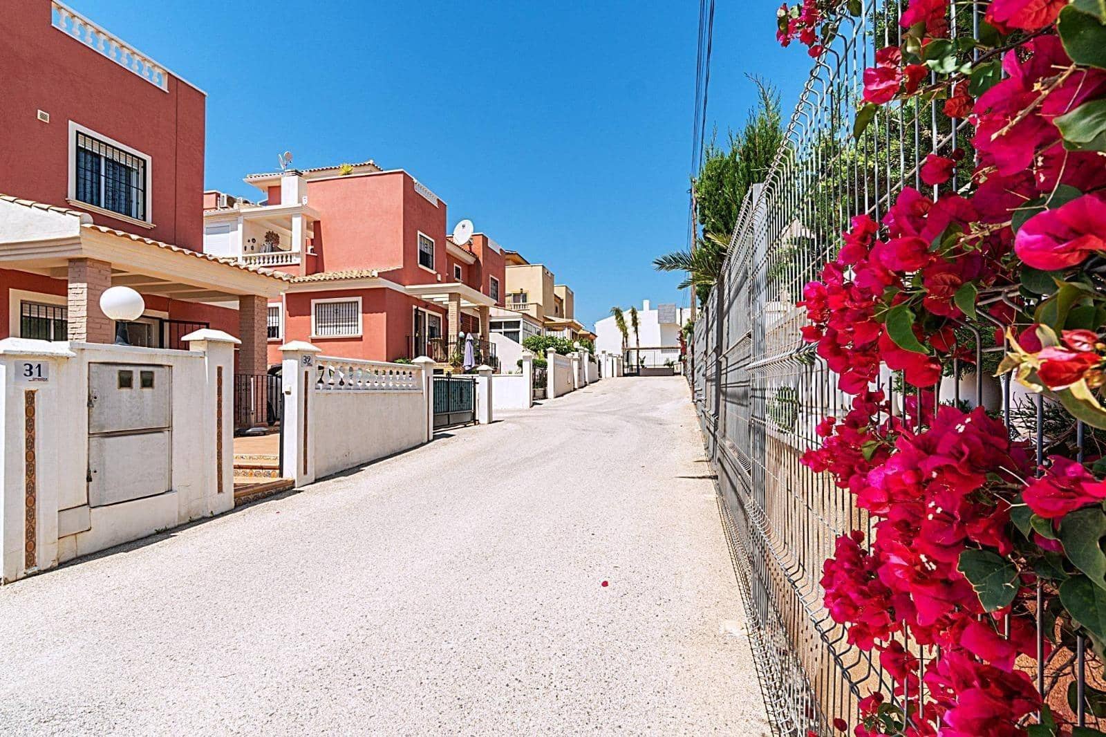 Adosado de 3 habitaciones en Torrevieja en venta con piscina - 195.000 € (Ref: 9739016)