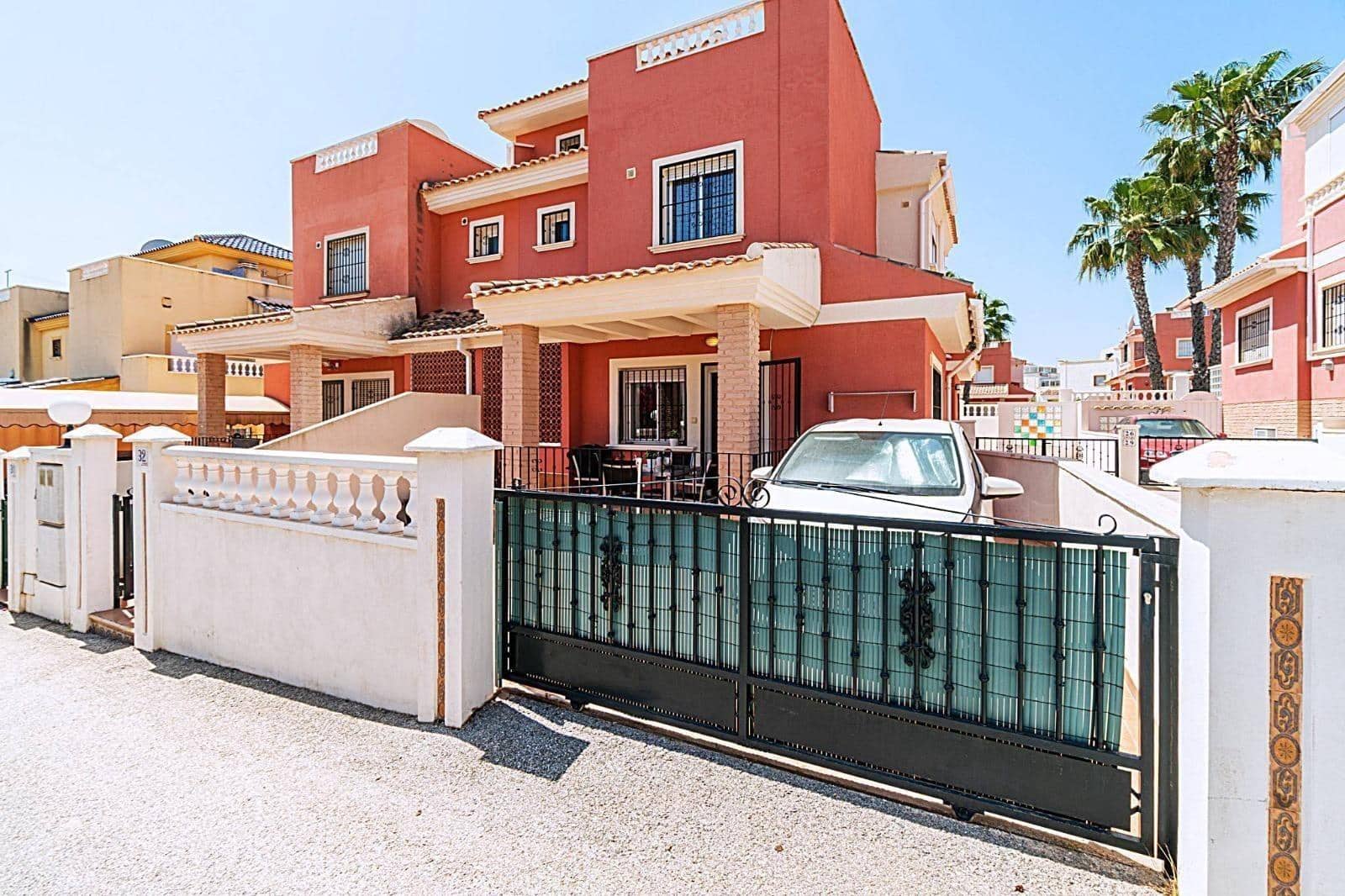 Adosado de 3 habitaciones en Torrevieja en venta con piscina - 195.000 € (Ref: 9739016)