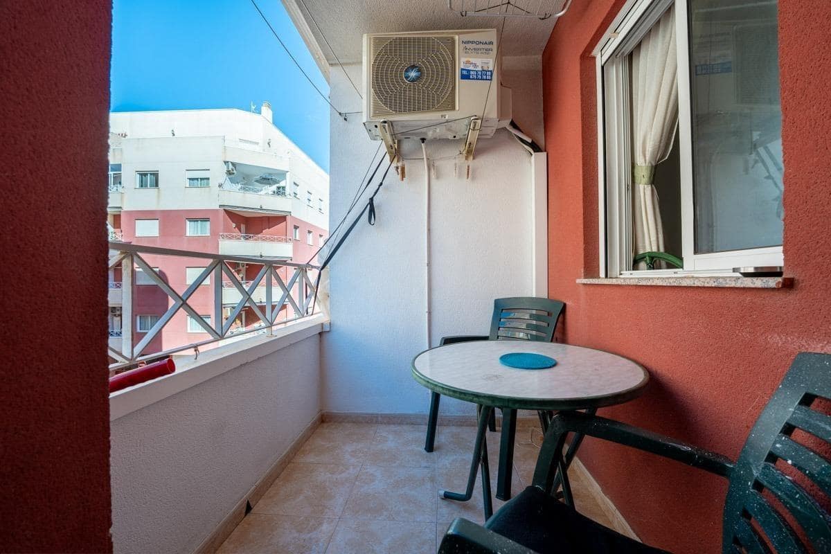 Apartamento de 2 habitaciones en Torrevieja en venta con piscina garaje - 129.900 € (Ref: 9755918)