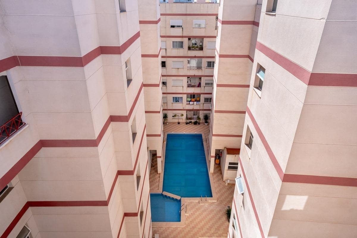 Apartamento de 2 habitaciones en Torrevieja en venta con piscina garaje - 129.900 € (Ref: 9755918)