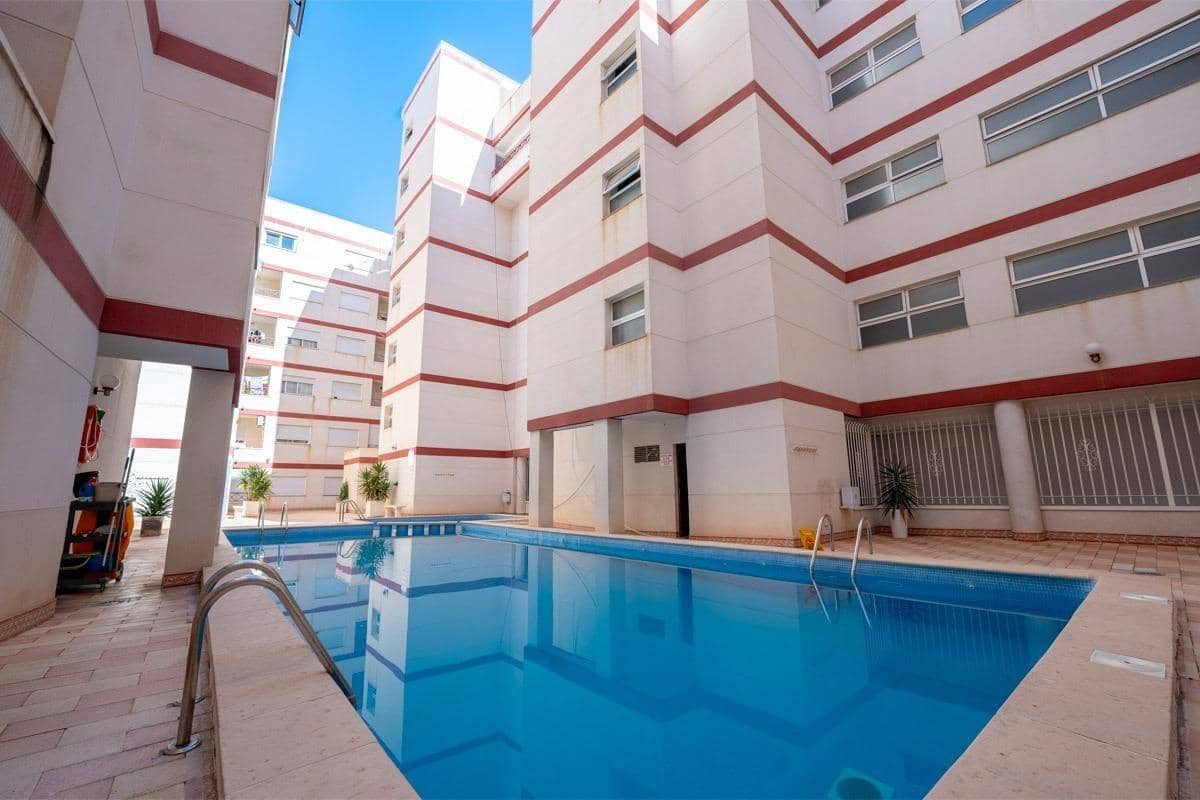 Apartamento de 2 habitaciones en Torrevieja en venta con piscina garaje - 129.900 € (Ref: 9755918)
