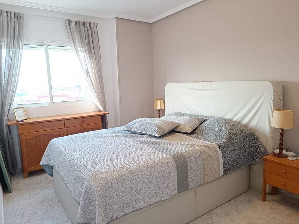 2 makuuhuone Huoneisto myytävänä paikassa Torrevieja mukana uima-altaan - 135 000 € (Ref: 9791247)