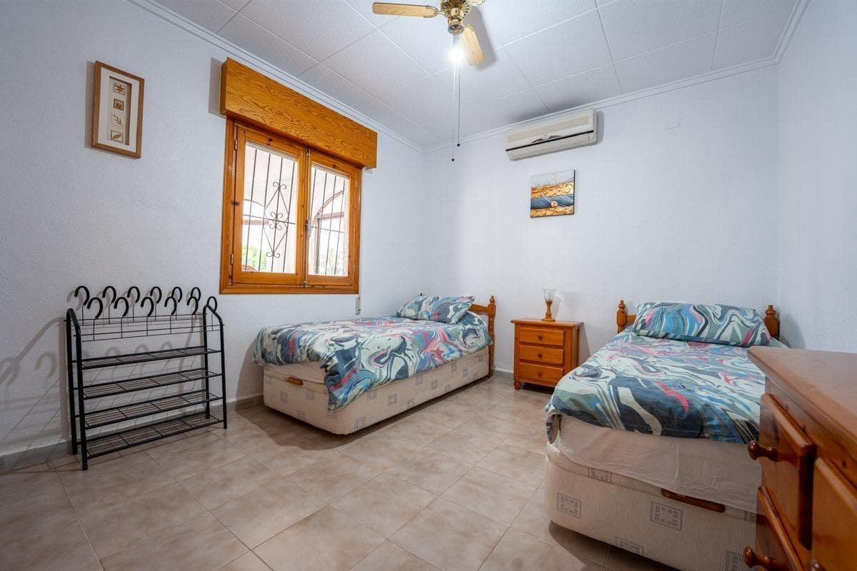 3 soveværelse Villa til salg i La Siesta med swimmingpool garage - € 380.000 (Ref: 9791248)