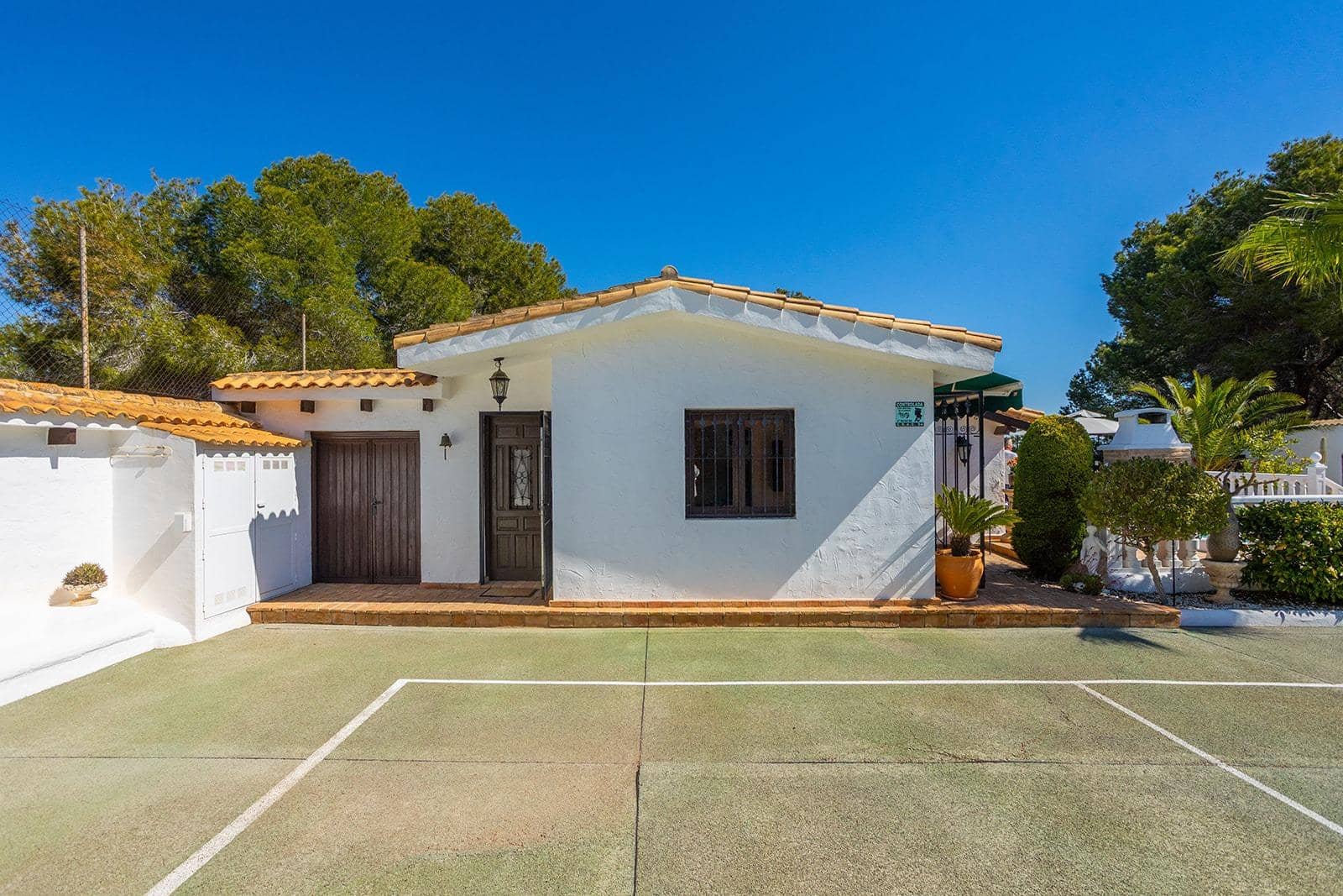 3 soveværelse Villa til salg i Orihuela Costa med swimmingpool garage - € 499.000 (Ref: 9812297)