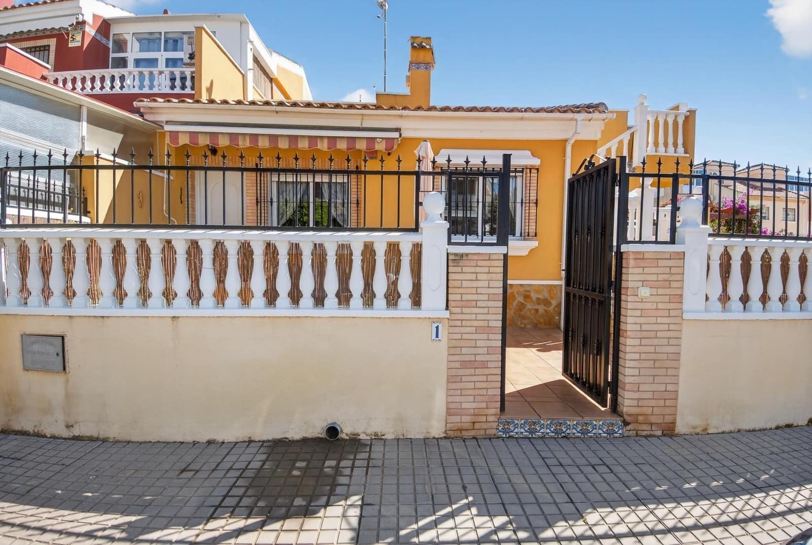 3 Zimmer Bungalow zu verkaufen in Torrevieja mit Pool - 219.000 € (Ref: 9820393)