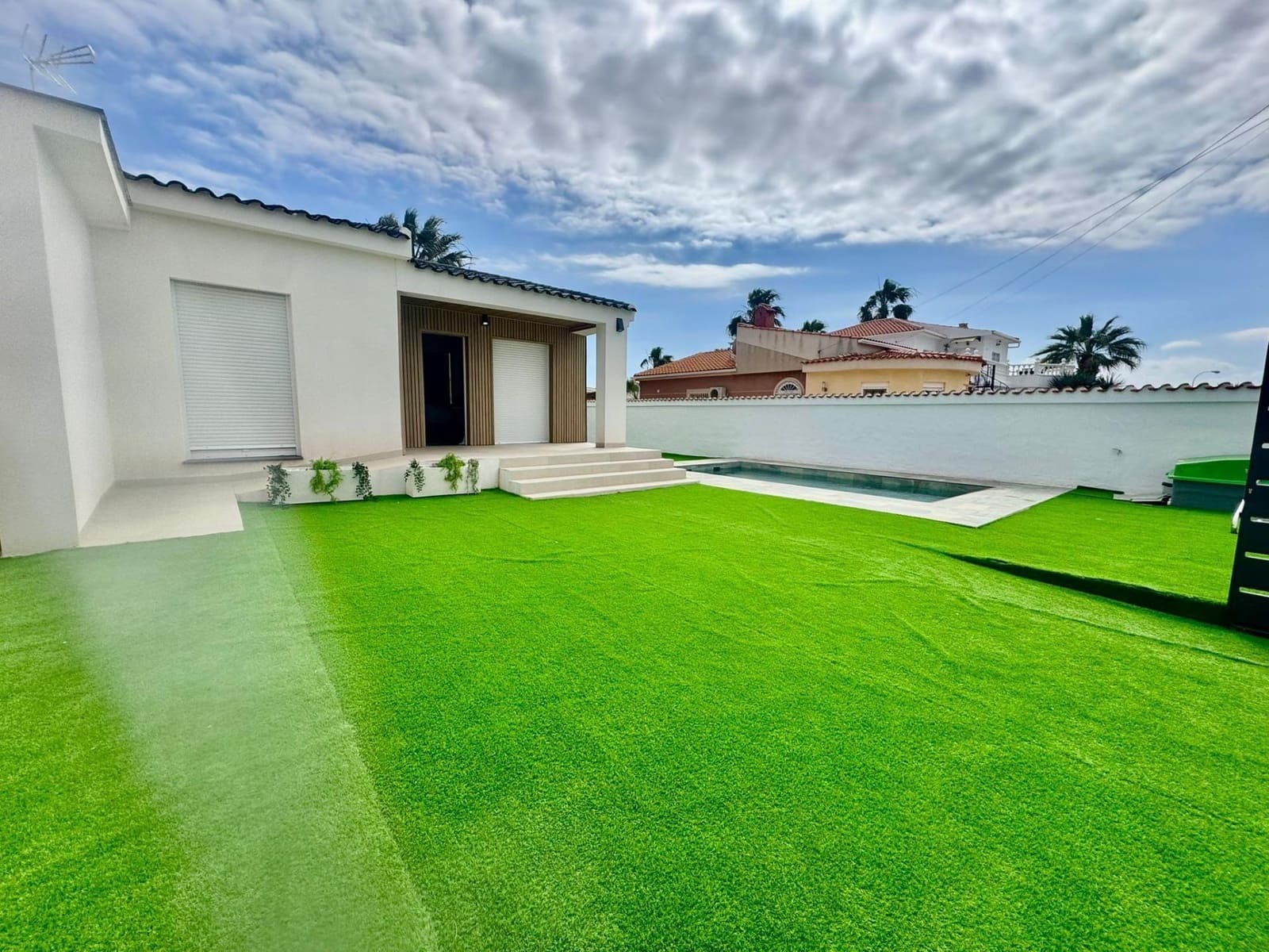 4 makuuhuone Huvila myytävänä paikassa Torrevieja mukana uima-altaan - 399 990 € (Ref: 9825045)