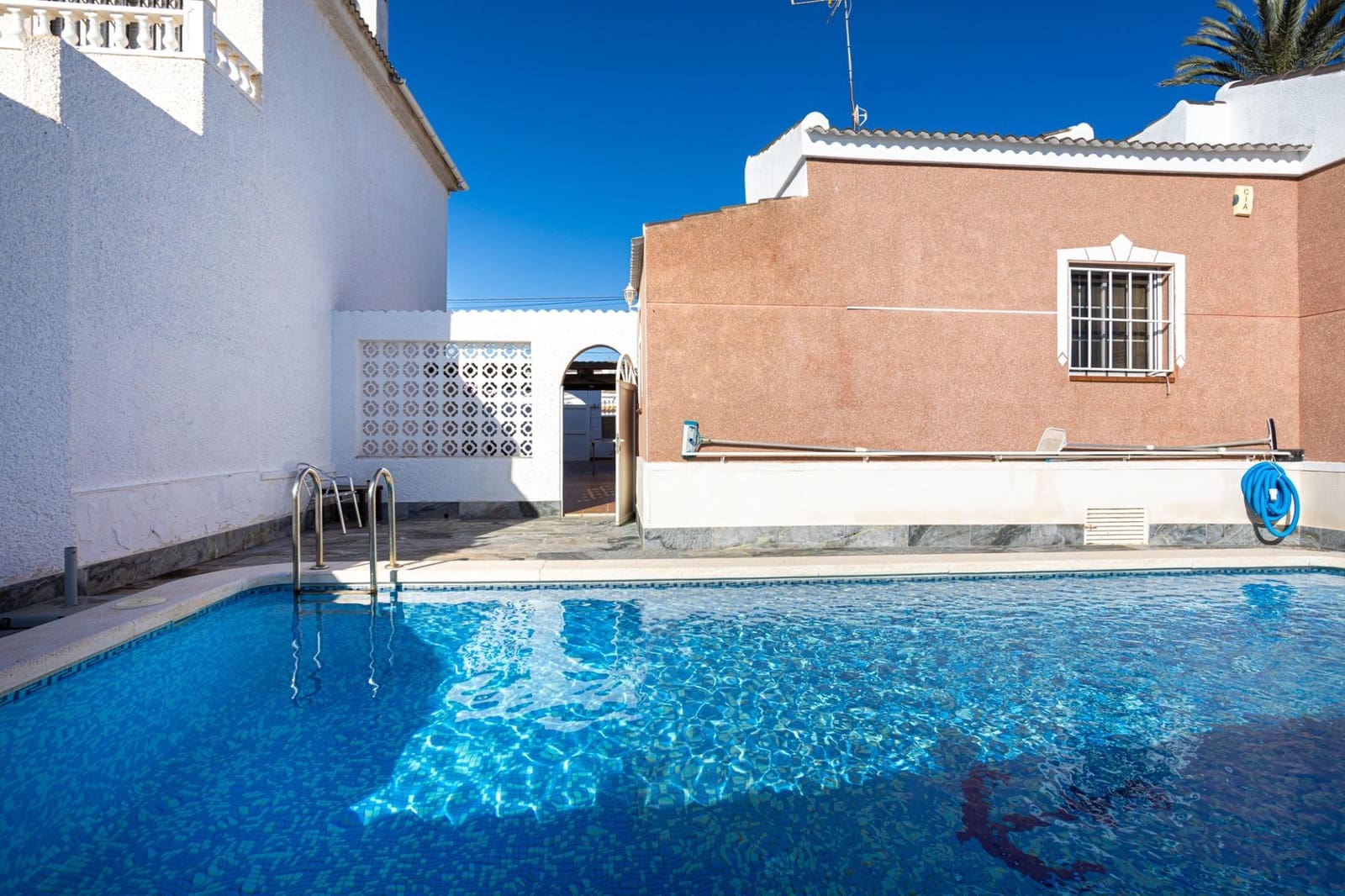 3 chambre Villa/Maison à vendre à Torrevieja avec piscine - 330 000 € (Ref: 9825046)