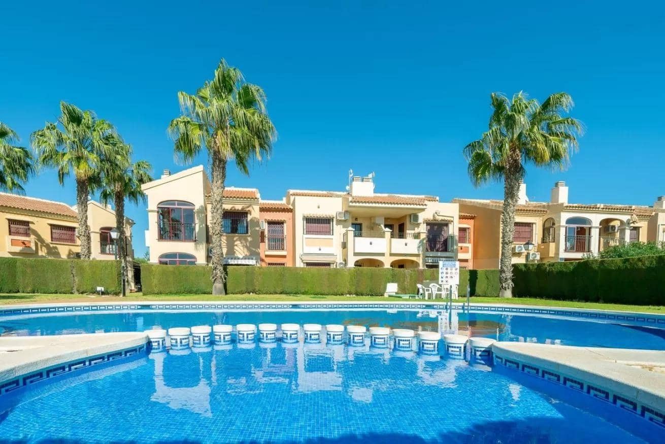 2 quarto Bungalow para venda em Torrevieja com piscina - 172 000 € (Ref: 9829362)