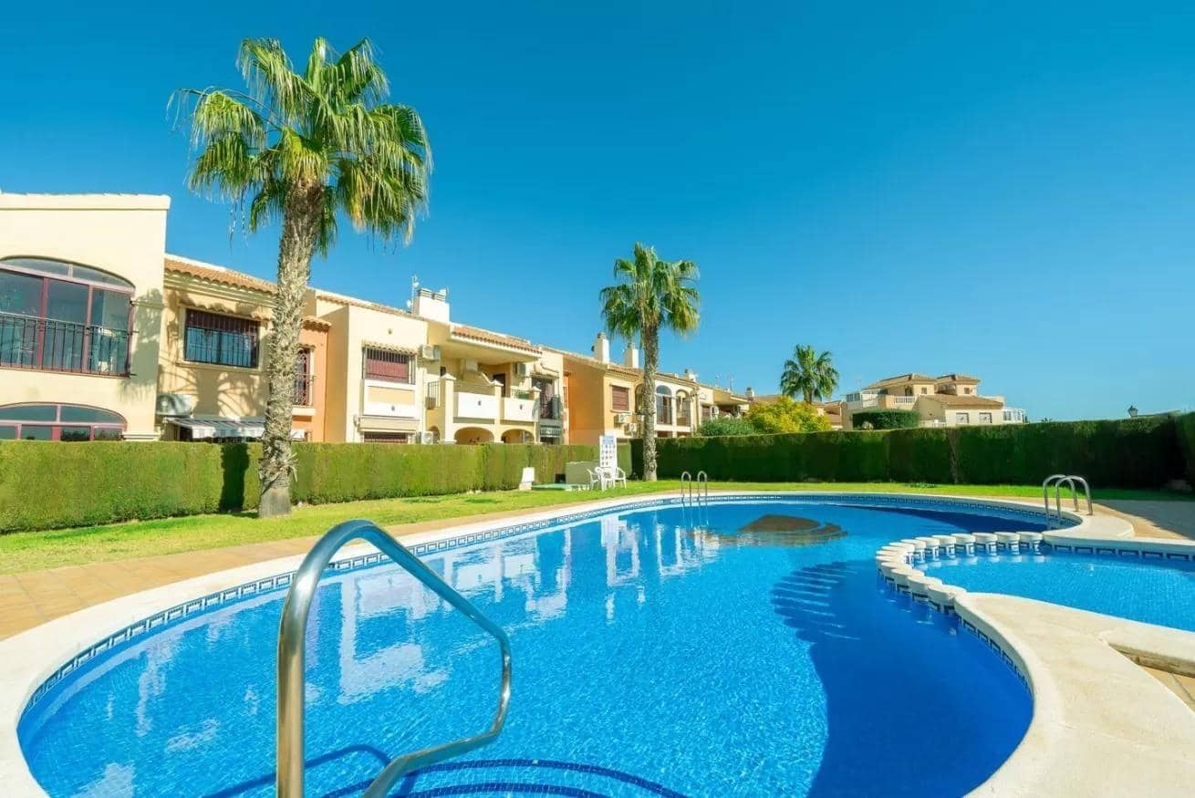 2 quarto Bungalow para venda em Torrevieja com piscina - 172 000 € (Ref: 9829362)