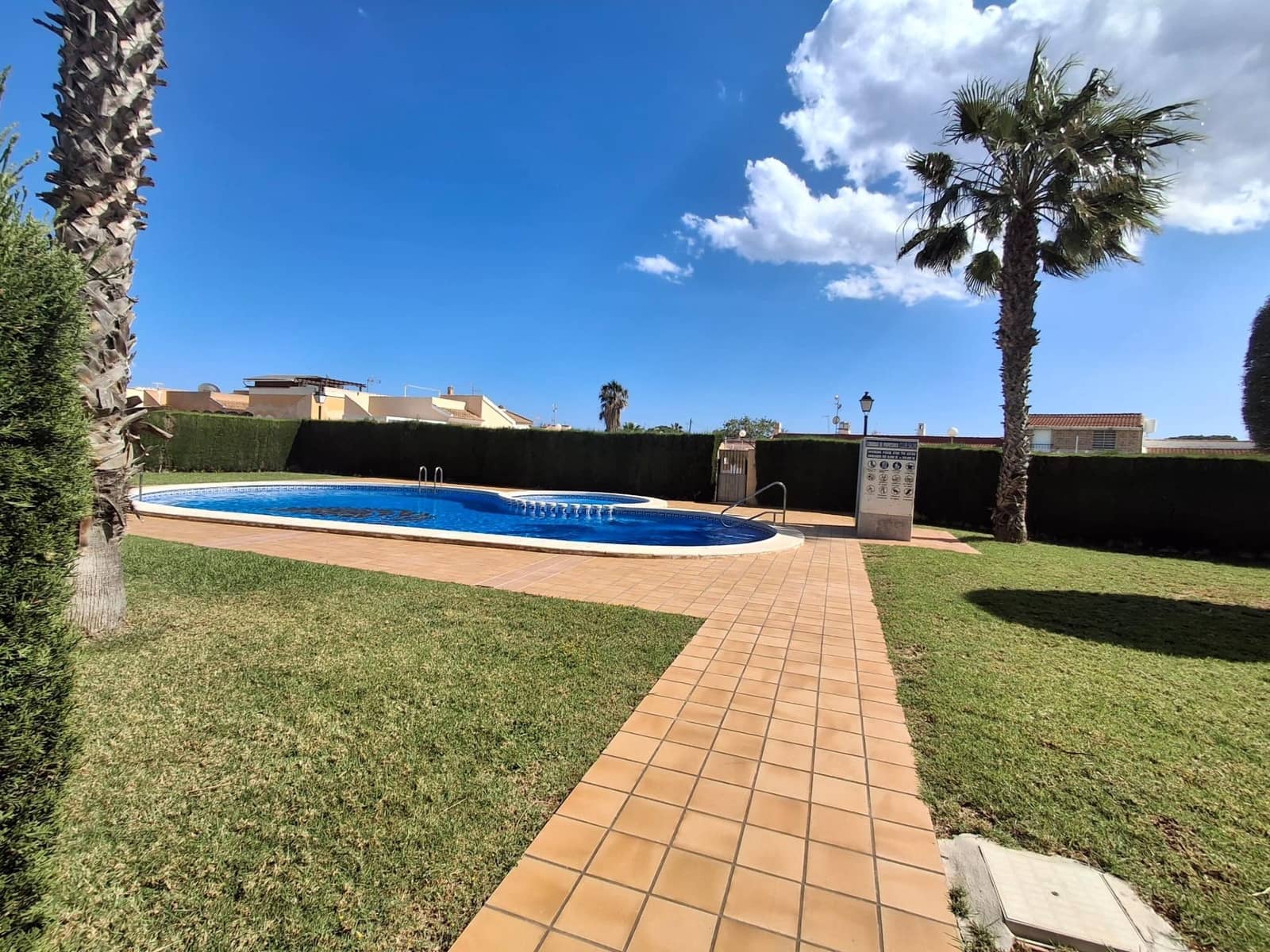 2 quarto Bungalow para venda em Torrevieja com piscina - 172 000 € (Ref: 9829362)