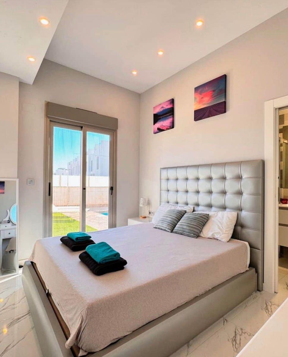4 soveværelse Villa til salg i Orihuela Costa med swimmingpool - € 519.000 (Ref: 9833902)